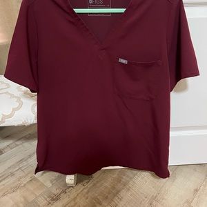 Figs Catarina one pocket XL top in maroon.